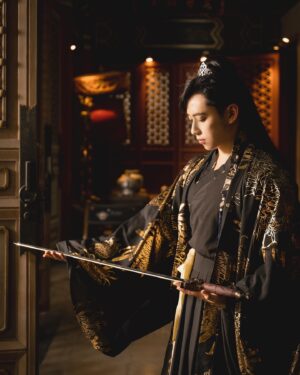 Chen Mu Instagram - 這世間，所有人都恨我、怕我、仰仗我、崇拜我，唯有她，愛我。
Model: @cindy_lin_1009 
Photographer: @yanick__photography 
Makeup&Stylist: @lulunails85 
#漢服#漢服攝影#漢服推廣