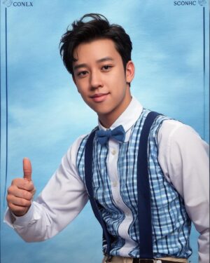Chen Mu Instagram - 先講好別動手🙃🤗🤗
AI的照片怎麼這麼不像自己啦🤣
已經挑出10張最像的了，其他都會有一種「你誰啊」的感覺😹🤌🏻🤌🏻🤌🏻
（好啦有貓貓🐈算給過ㄌ）
#AIYEARBOOK #EPIK