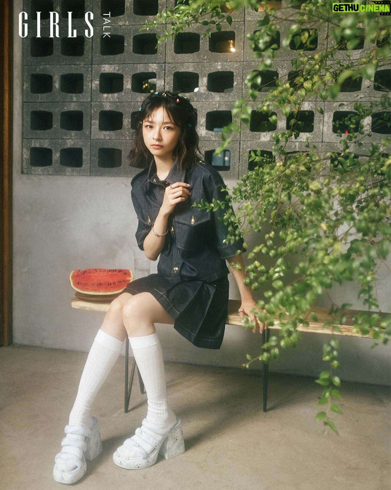Chen Yan-Fei - 4.9K Likes - #GIRLSTALK封面人物 #文末抽拍立得
外型嬌小可愛,有著一雙靈動大眼的「陳姸霏」,她是電影《無聲》中的聾啞女孩姚貝貝、《孤味》裡備受疼愛的小孫女、《人選之人-造浪者》中勇敢果斷的網紅千金,也是近期討論度超高的驚悚影集《誰是被害者2》裡的逃家少女。陳姸霏自出道以來,便不斷用作品展現各種面貌,演出角色總是讓觀眾印象深刻,並獲得第57屆金馬獎最佳新演員獎的肯定,無疑是00後相當被看好的新生代演員之一,非科班出生的她,是如何踏上演員這條路?而她又是如何看待演戲這件事的?
✨完整專訪連結在IG主頁🔗
Cover star/陳姸霏 @rayfeiqq
Creative Director&interview/Cynthia @cynthia.huang_
Photographer/Henry @hellohenryboy
Stylist/Tiffany @its_yiling
Makeup Artist/Doris Cheng(Backstage)
Hairstyllst/Dustin Lin @dustin_four_hair
Fashion By/Sandro, Self-Portrait, Charles & Keith
Accessories by / Swarovski, Vacanza x Chocomoo
💡 如何獲得「陳姸霏簽名拍立得」?
1.按讚此貼文並追蹤 @girlstalk.tw
2.在此貼文TAG一位好友,並隨意留言
3.中獎後請於24小時內私訊GIRLSTALK的IG,逾期將會失去中獎資格
4.共抽出3人
🕒活動時間:即日起~2024/08/15 11:59
🔔公佈時間:2024/08/16
👉🏻追蹤 @girlstalk.tw 關注所有最新消息⚡️
#陳姸霏 #專訪