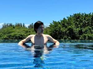 Cheng-Yang Wu Instagram - 可以每天都泡在水裡嗎？

熱到融化🫠