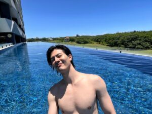 Cheng-Yang Wu Instagram - 可以每天都泡在水裡嗎？

熱到融化🫠