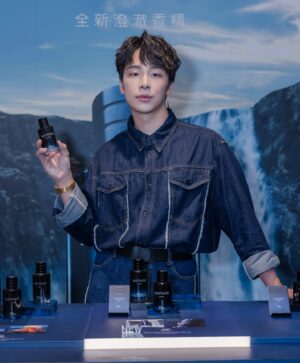 Chia-Yi Chu Instagram - Dior盛大推出「SAUVAGE曠野之境」快閃活動
裡頭有「酷貓理髮廳」，提供男士理容服務。
SAUVAGE自由不羈的狂野精神，快閃活動從「SAUVAGE沉浸式香氛體驗區」開始，感受全新《SAUVAGE曠野之心澄澈香精》與每款SAUVAGE香氛的曠野氣息，沉浸於SAUVAGE帶來不一樣的體驗；接著來到「曠野之心紳士沙龍」(8/1-8/11)，享受專為男仕所設計的全方位的理容服務及護膚體驗；體驗完後，還可兌換獨家限量體驗禮「曠野明信片」乙張；凡周末於活動現場任一消費，即可享「曠野之心特調飲品」乙杯，為「SAUVAGE曠野之境」

• 曠野之境活動時間：2024.08.01-2024.08.26
• 曠野之境活動地點：新光三越台北信義新天地 A8-一樓南大門

@Diorbeauty
@Diorbeautylovers
#Diorsauvage
#Poweredbywater
#Diorbeauty