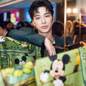 Chia-Yi Chu Instagram - 開心可以參與這場盛會迪士尼百年光輝與 Daniel Wong十年匠心所打造的 Daniel Wong 2023 FW大秀。以「探索號」為主題作為時光的載體，打造回憶的舞台，將我們帶往過去的經典場景與Daniel Wong的十年風華。

#探索號 #explorerexpress 
#danielwong2023fw 
#探索內心的狂野
#狂野而不止於狂野

@ddanielwwong

Photographer: @ghoseut