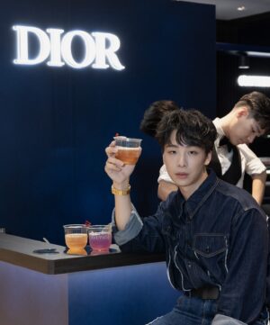 Chia-Yi Chu Instagram - Dior盛大推出「SAUVAGE曠野之境」快閃活動
裡頭有「酷貓理髮廳」，提供男士理容服務。
SAUVAGE自由不羈的狂野精神，快閃活動從「SAUVAGE沉浸式香氛體驗區」開始，感受全新《SAUVAGE曠野之心澄澈香精》與每款SAUVAGE香氛的曠野氣息，沉浸於SAUVAGE帶來不一樣的體驗；接著來到「曠野之心紳士沙龍」(8/1-8/11)，享受專為男仕所設計的全方位的理容服務及護膚體驗；體驗完後，還可兌換獨家限量體驗禮「曠野明信片」乙張；凡周末於活動現場任一消費，即可享「曠野之心特調飲品」乙杯，為「SAUVAGE曠野之境」

• 曠野之境活動時間：2024.08.01-2024.08.26
• 曠野之境活動地點：新光三越台北信義新天地 A8-一樓南大門

@Diorbeauty
@Diorbeautylovers
#Diorsauvage
#Poweredbywater
#Diorbeauty