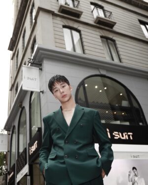 Chia-Yi Chu Instagram - 一個需要好的身形謝謝 i suit 為我量身打造西服
真的需要訂製來改變自己的比例
真的每一個比例 每一個折線 可以拉出每個人的特色
@isuit_bespoke

Photographer: @ghoseut