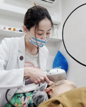 Chia-Yi Chu Instagram - 好的美容與姿態與專業的團隊互相維持
隨著年紀的增長臉部的保養要從年輕開始
不管是內在或外在都要好好的照顧
感謝 @luminousclinic.tw 的黃依倫醫師
讓我體驗了音波的重要性與可塑性 提升了線條感
保養美容大家一起來吧

攝影師： @ghoseut
