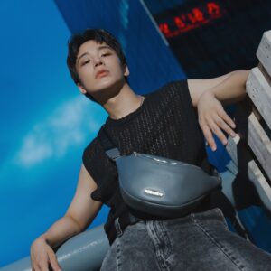 Chia-Yi Chu Instagram - 平時對ROBINMAY 即是簡約好搭配且非常容易入手，而質感細節更是不用說，這次在ROBINMAY上我覺得以單色調的灰打造出街頭流行感是百搭的首選

#ROBINMAY 
#ROBINMAYxSHUHUA 
#SoMeSoReal
#AllForExplore
#夢特真皮RX

Photographer : @ghoseut