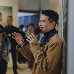 Chia-Yi Chu Instagram - 無目的地找目的地：蕭敬騰全新專輯《野生》概念展

天空一直是我想像創作的靈感泉源之一，變化莫測卻驚豔動人，昨晚看許多朋友在分享雙子座流星雨跟挪威極光，心中一直很想放飛自我直奔山上，沒想到能在蕭敬騰全新專輯《野生》松菸展覽中，一圓看極光的夢想（真的是沒料到）。

原以為圓了極光夢就已經足矣，居然還由金曲歌王蕭敬騰帶我們進登機門、落地挪威、看極光甚至到體驗錄音室氛圍，這些細節都看出這次展覽用心，在講解與黃金陣容夏永康、林炳存、李焯雄及梁翹柏四位老師的合作細節，以及將整張專輯團隊專程拉至挪威錄製拍攝，營造沈浸式電影感的野心，這張專輯肯定要不同凡響。

今天小小遺憾是，另一展間還在佈置，聽展方說預計於 12/16 明天完成，意思是明天開展，幸運的你們可以一睹完整展覽耶！你們願意替我去現場多拍些美美照片嗎？

〔無目的地找目的地：蕭敬騰全新專輯《野生》概念展〕
日期｜2023年12月16日至12月25日
地點｜松菸 Island133 
報名連結發在限動，現在預約參展，現場還能取得展覽周邊
報刊（場刊）、登機證、拍立得。

@jam_hsiao0330 @warnermusictw 
#蕭敬騰 #野生 #無目的地找目的地