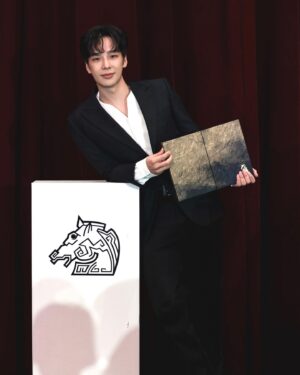 Chia-Yi Chu Instagram - 《入圍金馬》
謝謝大家各界親朋好友的支持與鼓勵
雖然我們造型在這次金馬獎上未獲獎項
但是入圍即是一大肯定
我們也拿出100分以上的努力在創作
努力一起打造屬於我們的原創角色
台灣電影在這市場還不是很穩定
而特化在這其中更是不穩定中的不穩定
不是每個電影作品都會使用到特效化妝
理當每次的機會都得來不易
我們未來也會更加努力

今天是入行正好15年了～第一次入圍金馬
非常的新奇與興奮更是莫大幸福
謝謝爸爸、媽媽 與 家人 這一路來的陪伴
即便走過了多苦 創業的艱辛 人事物等等
你們依然默默在背後支持 是我最大動力

我要特別感謝導演柯孟融
感謝你讓我在咒裡發揮了特效化妝的極致玩法 
從劇本的前期到最後拍攝 
都讓我有許多創作的可能 
帶領我們一起越過奇蹟 
完成一個令世人留下難忘的作品
也把我們特化帶到了金馬這個殿堂

當然 我希望不是因為我便宜吧～～～

接下來我要謝謝一起合作的特化夥伴賀芊瑜 、彭聖文 、陳虹伶 、徐永青周冠吟、盧玫璇、張貝帆 我們TRUEEFFECT團隊與弎體形上、徐千婷、謝意文 、李曉陽 
謝謝你們參與咒 
容忍我在創作上的任性
在這段時間一起前置 一起創作
還有我們的造型師董彥秀、美術陳若宇、還有各位出品人 製片 
劇組各位夥伴們榮幸可以與你們一起工作一起創作 
共創這部宛如奇蹟式的電影

感謝評審的入圍肯定
謝謝你們讓特效化妝被肯定
也讓更多人知道特效化妝
然而這個視覺產業是大家共有
需要更多人的支持與看見
也期待電影走上國際被大家看見
共創美好的市場藍圖 

這兩年各界菁英與前輩
離我們而去
再多的不捨與難過 
時時刻刻提醒著我們
把握時光 保護自我 
活出美麗的人生

每一個人的故事
是由不同面向而組成

我是特效化妝師 也是一位演員
用一切爽快的方式
述說一段 屬於自己美好的故事
演藝自己精彩的人生
我是儲旭 儲榢逸 

將一切榮耀
獻給愛我的上帝耶穌基督
謝謝大家 love u all

服裝： @dunhill 
鞋子： @kazuocraft 
攝影： @ghoseut 
服裝師： @scarlettyeh 
髮型師： @__yangrui 

@incantationfilm 
@goldenhorsefilmfestival 

@true_effect_chu 
@prima3_studioa