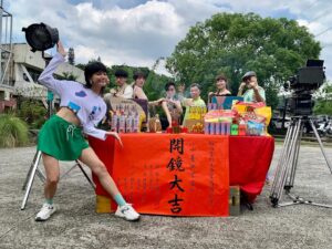 Chiang Chang-Hui Instagram - 去年某一天早上群組裡幾個朋友不斷問彼此到了沒？我想說是偷約排擠我嗎？後來發現原來是小棣老師全新型態的影集要開第一次編劇會議。那時活得渾渾噩噩的我根本忘了這件大事。幸虧老師不在意，我還是不要臉地加入了這個我遲到了一個多小時的會議。我完全沒有覺得我真的有辦法生出一本劇本，只想著嘗試感受了解一下編劇這件對我而言難如登天的創作模式。沒想到，在小棣老師溫柔又嚴厲的指引、一起開會的金鐘編劇導演們的鼓勵，還有同樣以演員身分加入的朋友們彼此互助打氣之下，我完成了十本劇本的創作。

謝謝小菁與言言充實了我2023整個夏天。 第一次編劇被採用、第一次看著自己寫出來的文字在片場被拍攝出來、第一次從不同的角度看一齣戲的完成。

小菁與言言在講兩個努力想要成為演員的女生的故事 。這是一齣喜劇，也是我們將自己微不足道幾年當演員下來沉澱後所寫出對於這個產業的感想、疑問與熱愛。謝謝小棣老師一直以來對於戲劇的熱愛、對於我們的疼愛，試著用一個新的型態找到台灣戲劇不同的可能。 

今晚七點開始，在YouTube上每週一三五都會更新新的集數。總共有66集，歡迎大家一起來玩。 

#連結在自介欄去訂閱吧
#已經有三集搶先看上架了
#除了編劇也是有演一個角色啦也請多指教