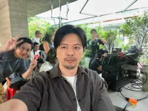 Chiang Chang-Hui Instagram - 去年某一天早上群組裡幾個朋友不斷問彼此到了沒？我想說是偷約排擠我嗎？後來發現原來是小棣老師全新型態的影集要開第一次編劇會議。那時活得渾渾噩噩的我根本忘了這件大事。幸虧老師不在意，我還是不要臉地加入了這個我遲到了一個多小時的會議。我完全沒有覺得我真的有辦法生出一本劇本，只想著嘗試感受了解一下編劇這件對我而言難如登天的創作模式。沒想到，在小棣老師溫柔又嚴厲的指引、一起開會的金鐘編劇導演們的鼓勵，還有同樣以演員身分加入的朋友們彼此互助打氣之下，我完成了十本劇本的創作。

謝謝小菁與言言充實了我2023整個夏天。 第一次編劇被採用、第一次看著自己寫出來的文字在片場被拍攝出來、第一次從不同的角度看一齣戲的完成。

小菁與言言在講兩個努力想要成為演員的女生的故事 。這是一齣喜劇，也是我們將自己微不足道幾年當演員下來沉澱後所寫出對於這個產業的感想、疑問與熱愛。謝謝小棣老師一直以來對於戲劇的熱愛、對於我們的疼愛，試著用一個新的型態找到台灣戲劇不同的可能。 

今晚七點開始，在YouTube上每週一三五都會更新新的集數。總共有66集，歡迎大家一起來玩。 

#連結在自介欄去訂閱吧
#已經有三集搶先看上架了
#除了編劇也是有演一個角色啦也請多指教