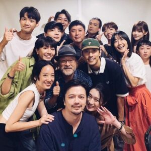 Chiang Chang-Hui Instagram - 去年某一天早上群組裡幾個朋友不斷問彼此到了沒？我想說是偷約排擠我嗎？後來發現原來是小棣老師全新型態的影集要開第一次編劇會議。那時活得渾渾噩噩的我根本忘了這件大事。幸虧老師不在意，我還是不要臉地加入了這個我遲到了一個多小時的會議。我完全沒有覺得我真的有辦法生出一本劇本，只想著嘗試感受了解一下編劇這件對我而言難如登天的創作模式。沒想到，在小棣老師溫柔又嚴厲的指引、一起開會的金鐘編劇導演們的鼓勵，還有同樣以演員身分加入的朋友們彼此互助打氣之下，我完成了十本劇本的創作。

謝謝小菁與言言充實了我2023整個夏天。 第一次編劇被採用、第一次看著自己寫出來的文字在片場被拍攝出來、第一次從不同的角度看一齣戲的完成。

小菁與言言在講兩個努力想要成為演員的女生的故事 。這是一齣喜劇，也是我們將自己微不足道幾年當演員下來沉澱後所寫出對於這個產業的感想、疑問與熱愛。謝謝小棣老師一直以來對於戲劇的熱愛、對於我們的疼愛，試著用一個新的型態找到台灣戲劇不同的可能。 

今晚七點開始，在YouTube上每週一三五都會更新新的集數。總共有66集，歡迎大家一起來玩。 

#連結在自介欄去訂閱吧
#已經有三集搶先看上架了
#除了編劇也是有演一個角色啦也請多指教