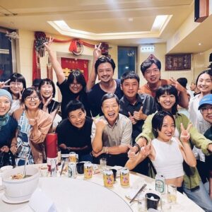 Chiang Chang-Hui Instagram - 去年某一天早上群組裡幾個朋友不斷問彼此到了沒？我想說是偷約排擠我嗎？後來發現原來是小棣老師全新型態的影集要開第一次編劇會議。那時活得渾渾噩噩的我根本忘了這件大事。幸虧老師不在意，我還是不要臉地加入了這個我遲到了一個多小時的會議。我完全沒有覺得我真的有辦法生出一本劇本，只想著嘗試感受了解一下編劇這件對我而言難如登天的創作模式。沒想到，在小棣老師溫柔又嚴厲的指引、一起開會的金鐘編劇導演們的鼓勵，還有同樣以演員身分加入的朋友們彼此互助打氣之下，我完成了十本劇本的創作。

謝謝小菁與言言充實了我2023整個夏天。 第一次編劇被採用、第一次看著自己寫出來的文字在片場被拍攝出來、第一次從不同的角度看一齣戲的完成。

小菁與言言在講兩個努力想要成為演員的女生的故事 。這是一齣喜劇，也是我們將自己微不足道幾年當演員下來沉澱後所寫出對於這個產業的感想、疑問與熱愛。謝謝小棣老師一直以來對於戲劇的熱愛、對於我們的疼愛，試著用一個新的型態找到台灣戲劇不同的可能。 

今晚七點開始，在YouTube上每週一三五都會更新新的集數。總共有66集，歡迎大家一起來玩。 

#連結在自介欄去訂閱吧
#已經有三集搶先看上架了
#除了編劇也是有演一個角色啦也請多指教
