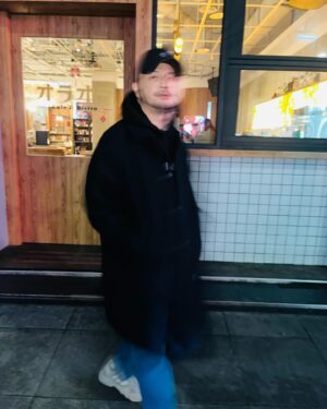 Chiang Chang-Hui Instagram - 大衣一直沒辦法收起來餒。