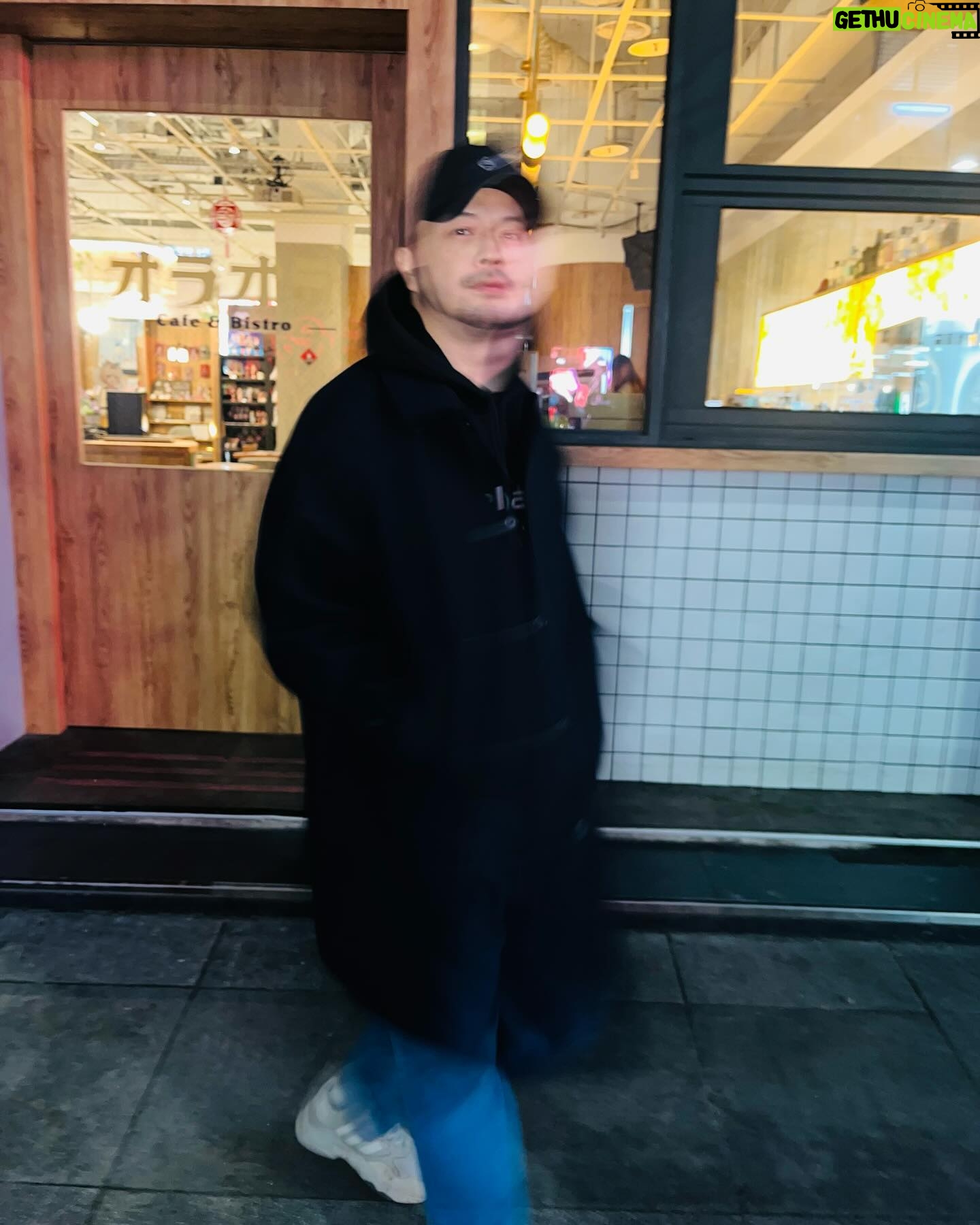 Chiang Chang-Hui - 1.1K Likes - 大衣一直沒辦法收起來餒。