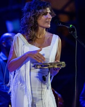 Chiara Civello Instagram - Cantare davanti a un pubblico davvero caldo nel giorno più caldo della città più calda d’Italia? ☑️ Fatto. Grazie @tarantojazzfestival ❤️ sono stata bene con voi, per ben due sere.

la gioia di incontrare allo stesso festival la mia amica @toscadonati e cantare con lei una canzone di quelle devastanti come piacciono a noi, Trocando em miúdos del grande Chico Buarque? ☑️ fatto! Grazie amica mia.

Incontrare a @pescarajazz un amico e gigante musicista che è saltato senza preavviso sul palco con noi. Fatto ☑️ grazie , Alfonso Deidda @montuno70 ! Quanta grazia quanto talento. 

Affrontare un black out nella zona in mezzo a “con una rosa” senza battere ciglio, continuando a suonare, acustici Fatto ☑️ La musica è luce. (Chi ha un video me lo manda?) 

Chiudere cantando sotto la luna piena davanti al lago a Padenghe sul Garda e svegliarsi presto per il primo bagno della mia vita nel lago di Garda con una nuotata molto più faticosa del solito, fatto! ☑️ senza foto. 
Grazie @jotr_insta 

Grazie ai giorni che passano e lasciano lo spazio  ai giorni che arrivano. Grazie a chi c’era. 

Prossima tappa a Noci il 25 al Festival letterario Chiostri e Inchiostri per una chiacchierata e un paio di canzoni alla chitarra. ❤️
Foto di Aurelio Castellaneta, taranto jazz , Pescara jazz e Claudio Pelizzer