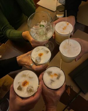 Chiara Civello Instagram - Grazie Milano! ❤️ 
È finita ieri a pisco sour e plenilunio questa nuova avventura.
9 costellazioni poetiche in giro per l’Italia. 
9 canzoni d’amore e una di odio sfrenato. 
2 film e un foto racconto che restituiscono lo sguardo a chi guarda. 
No, noi non siamo nate per essere ragionevoli. Siamo nate per amare, per essere felici, per odiare e anche, di tanto tanto, per essere ragionevoli. 
Spero che la nostra illusione vi abbia reso felici. 
A grande richiesta in estate qualche costellazione poetica tornerà. Domani o dopo vi dico dove e come trovarle. 

Ancora grazie a chi c’era, grazie a chi non c’era e a chi ci vorrà essere ⚪️