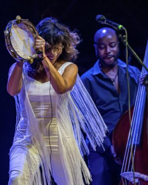 Chiara Civello Instagram - Cantare davanti a un pubblico davvero caldo nel giorno più caldo della città più calda d’Italia? ☑️ Fatto. Grazie @tarantojazzfestival ❤️ sono stata bene con voi, per ben due sere.

la gioia di incontrare allo stesso festival la mia amica @toscadonati e cantare con lei una canzone di quelle devastanti come piacciono a noi, Trocando em miúdos del grande Chico Buarque? ☑️ fatto! Grazie amica mia.

Incontrare a @pescarajazz un amico e gigante musicista che è saltato senza preavviso sul palco con noi. Fatto ☑️ grazie , Alfonso Deidda @montuno70 ! Quanta grazia quanto talento. 

Affrontare un black out nella zona in mezzo a “con una rosa” senza battere ciglio, continuando a suonare, acustici Fatto ☑️ La musica è luce. (Chi ha un video me lo manda?) 

Chiudere cantando sotto la luna piena davanti al lago a Padenghe sul Garda e svegliarsi presto per il primo bagno della mia vita nel lago di Garda con una nuotata molto più faticosa del solito, fatto! ☑️ senza foto. 
Grazie @jotr_insta 

Grazie ai giorni che passano e lasciano lo spazio  ai giorni che arrivano. Grazie a chi c’era. 

Prossima tappa a Noci il 25 al Festival letterario Chiostri e Inchiostri per una chiacchierata e un paio di canzoni alla chitarra. ❤️
Foto di Aurelio Castellaneta, taranto jazz , Pescara jazz e Claudio Pelizzer