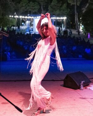 Chiara Civello Instagram - Cantare davanti a un pubblico davvero caldo nel giorno più caldo della città più calda d’Italia? ☑️ Fatto. Grazie @tarantojazzfestival ❤️ sono stata bene con voi, per ben due sere.

la gioia di incontrare allo stesso festival la mia amica @toscadonati e cantare con lei una canzone di quelle devastanti come piacciono a noi, Trocando em miúdos del grande Chico Buarque? ☑️ fatto! Grazie amica mia.

Incontrare a @pescarajazz un amico e gigante musicista che è saltato senza preavviso sul palco con noi. Fatto ☑️ grazie , Alfonso Deidda @montuno70 ! Quanta grazia quanto talento. 

Affrontare un black out nella zona in mezzo a “con una rosa” senza battere ciglio, continuando a suonare, acustici Fatto ☑️ La musica è luce. (Chi ha un video me lo manda?) 

Chiudere cantando sotto la luna piena davanti al lago a Padenghe sul Garda e svegliarsi presto per il primo bagno della mia vita nel lago di Garda con una nuotata molto più faticosa del solito, fatto! ☑️ senza foto. 
Grazie @jotr_insta 

Grazie ai giorni che passano e lasciano lo spazio  ai giorni che arrivano. Grazie a chi c’era. 

Prossima tappa a Noci il 25 al Festival letterario Chiostri e Inchiostri per una chiacchierata e un paio di canzoni alla chitarra. ❤️
Foto di Aurelio Castellaneta, taranto jazz , Pescara jazz e Claudio Pelizzer