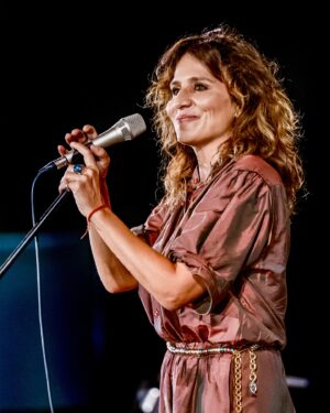 Chiara Civello Instagram - Cantare davanti a un pubblico davvero caldo nel giorno più caldo della città più calda d’Italia? ☑️ Fatto. Grazie @tarantojazzfestival ❤️ sono stata bene con voi, per ben due sere.

la gioia di incontrare allo stesso festival la mia amica @toscadonati e cantare con lei una canzone di quelle devastanti come piacciono a noi, Trocando em miúdos del grande Chico Buarque? ☑️ fatto! Grazie amica mia.

Incontrare a @pescarajazz un amico e gigante musicista che è saltato senza preavviso sul palco con noi. Fatto ☑️ grazie , Alfonso Deidda @montuno70 ! Quanta grazia quanto talento. 

Affrontare un black out nella zona in mezzo a “con una rosa” senza battere ciglio, continuando a suonare, acustici Fatto ☑️ La musica è luce. (Chi ha un video me lo manda?) 

Chiudere cantando sotto la luna piena davanti al lago a Padenghe sul Garda e svegliarsi presto per il primo bagno della mia vita nel lago di Garda con una nuotata molto più faticosa del solito, fatto! ☑️ senza foto. 
Grazie @jotr_insta 

Grazie ai giorni che passano e lasciano lo spazio  ai giorni che arrivano. Grazie a chi c’era. 

Prossima tappa a Noci il 25 al Festival letterario Chiostri e Inchiostri per una chiacchierata e un paio di canzoni alla chitarra. ❤️
Foto di Aurelio Castellaneta, taranto jazz , Pescara jazz e Claudio Pelizzer