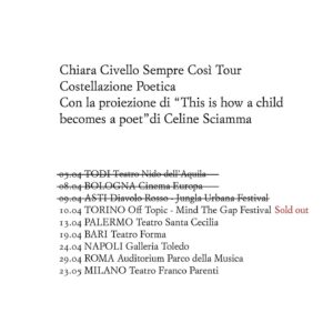 Chiara Civello Instagram - La primavera di Patrizia Cavalli.

Ogni volta che abbiamo nostalgia di Patrizia Cavalli apriamo le pagine di una delle sue raccolte: e quando non ci bastano più neanche quelle, andiamo sotto il palco di Chiara Civello (@chiaracivello).

In questi giorni Civello è partita per un nuovo tour intitolato "Sempre così", come il brano che ha composto e scritto insieme a Cavalli.
Ad aprire i suoi spettacoli c'è un’anteprima preziosa: “This Is How A Child Becomes A Poet”, cortometraggio già presentato durante l'ultima edizione della Mostra del Cinema di Venezia, e realizzato dalla regista francese Céline Sciamma (@celine_sciamma) nelle stanze che furono la casa di Patrizia Cavalli, che vede la partecipazione e la colonna sonora curate dalla stessa Chiara Civello.

E se passate dall'Emilia CHEAP (@cheapfestival) ha realizzato RECLAIM CAVALLI, un nuovo intervento di arte pubblica che porta la poesia di Patrizia Cavalli in strada a Bologna.
CHEAP torna con una nuova affissione di poster dedicati alla parola poetica contemporanea.
Le parole di Patrizia Cavalli riecheggiano sui manifesti in giro per la città, grazie alla collaborazione con Einaudi e Chiara Civello.

📸 Margherita Caprilli (@margheritacaprilli)