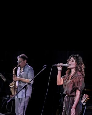 Chiara Civello Instagram - Cantare davanti a un pubblico davvero caldo nel giorno più caldo della città più calda d’Italia? ☑️ Fatto. Grazie @tarantojazzfestival ❤️ sono stata bene con voi, per ben due sere.

la gioia di incontrare allo stesso festival la mia amica @toscadonati e cantare con lei una canzone di quelle devastanti come piacciono a noi, Trocando em miúdos del grande Chico Buarque? ☑️ fatto! Grazie amica mia.

Incontrare a @pescarajazz un amico e gigante musicista che è saltato senza preavviso sul palco con noi. Fatto ☑️ grazie , Alfonso Deidda @montuno70 ! Quanta grazia quanto talento. 

Affrontare un black out nella zona in mezzo a “con una rosa” senza battere ciglio, continuando a suonare, acustici Fatto ☑️ La musica è luce. (Chi ha un video me lo manda?) 

Chiudere cantando sotto la luna piena davanti al lago a Padenghe sul Garda e svegliarsi presto per il primo bagno della mia vita nel lago di Garda con una nuotata molto più faticosa del solito, fatto! ☑️ senza foto. 
Grazie @jotr_insta 

Grazie ai giorni che passano e lasciano lo spazio  ai giorni che arrivano. Grazie a chi c’era. 

Prossima tappa a Noci il 25 al Festival letterario Chiostri e Inchiostri per una chiacchierata e un paio di canzoni alla chitarra. ❤️
Foto di Aurelio Castellaneta, taranto jazz , Pescara jazz e Claudio Pelizzer