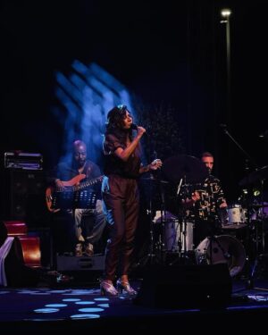 Chiara Civello Instagram - Cantare davanti a un pubblico davvero caldo nel giorno più caldo della città più calda d’Italia? ☑️ Fatto. Grazie @tarantojazzfestival ❤️ sono stata bene con voi, per ben due sere.

la gioia di incontrare allo stesso festival la mia amica @toscadonati e cantare con lei una canzone di quelle devastanti come piacciono a noi, Trocando em miúdos del grande Chico Buarque? ☑️ fatto! Grazie amica mia.

Incontrare a @pescarajazz un amico e gigante musicista che è saltato senza preavviso sul palco con noi. Fatto ☑️ grazie , Alfonso Deidda @montuno70 ! Quanta grazia quanto talento. 

Affrontare un black out nella zona in mezzo a “con una rosa” senza battere ciglio, continuando a suonare, acustici Fatto ☑️ La musica è luce. (Chi ha un video me lo manda?) 

Chiudere cantando sotto la luna piena davanti al lago a Padenghe sul Garda e svegliarsi presto per il primo bagno della mia vita nel lago di Garda con una nuotata molto più faticosa del solito, fatto! ☑️ senza foto. 
Grazie @jotr_insta 

Grazie ai giorni che passano e lasciano lo spazio  ai giorni che arrivano. Grazie a chi c’era. 

Prossima tappa a Noci il 25 al Festival letterario Chiostri e Inchiostri per una chiacchierata e un paio di canzoni alla chitarra. ❤️
Foto di Aurelio Castellaneta, taranto jazz , Pescara jazz e Claudio Pelizzer