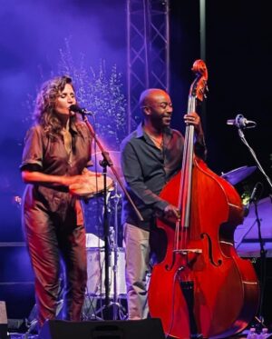 Chiara Civello Instagram - Cantare davanti a un pubblico davvero caldo nel giorno più caldo della città più calda d’Italia? ☑️ Fatto. Grazie @tarantojazzfestival ❤️ sono stata bene con voi, per ben due sere.

la gioia di incontrare allo stesso festival la mia amica @toscadonati e cantare con lei una canzone di quelle devastanti come piacciono a noi, Trocando em miúdos del grande Chico Buarque? ☑️ fatto! Grazie amica mia.

Incontrare a @pescarajazz un amico e gigante musicista che è saltato senza preavviso sul palco con noi. Fatto ☑️ grazie , Alfonso Deidda @montuno70 ! Quanta grazia quanto talento. 

Affrontare un black out nella zona in mezzo a “con una rosa” senza battere ciglio, continuando a suonare, acustici Fatto ☑️ La musica è luce. (Chi ha un video me lo manda?) 

Chiudere cantando sotto la luna piena davanti al lago a Padenghe sul Garda e svegliarsi presto per il primo bagno della mia vita nel lago di Garda con una nuotata molto più faticosa del solito, fatto! ☑️ senza foto. 
Grazie @jotr_insta 

Grazie ai giorni che passano e lasciano lo spazio  ai giorni che arrivano. Grazie a chi c’era. 

Prossima tappa a Noci il 25 al Festival letterario Chiostri e Inchiostri per una chiacchierata e un paio di canzoni alla chitarra. ❤️
Foto di Aurelio Castellaneta, taranto jazz , Pescara jazz e Claudio Pelizzer