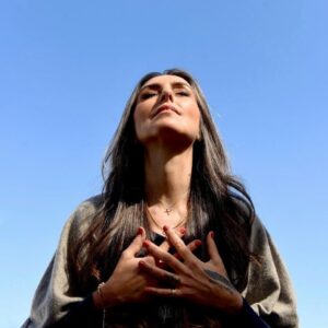 Chiara Gadaleta Instagram - Voltado por aqui depois de um tempo longo de meditação.

Nos últimos três anos tenho me dedicado a encontrar o equilíbrio entre minha mente, meu corpo, e minha alma e viver uma vida plena e autêntica. 

Quando me alinho com esses três pilares, descubro um sentimento profundo de pertencimento e plenitude. E é nesse lugar de conexão interior que encontro a verdadeira essência do que sou.

Essa foto foi feita no Brasil no ano passado. Já sou mais eu hoje, e na verdade, a cada estação, essa jornada linda e intensa que é a vida, me leva mais perto de mim mesma.
🙏❤️