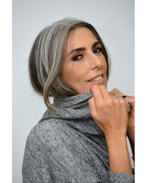 Chiara Gadaleta Instagram - Cansei de me esconder de mim mesma.
Também perdi o medo do cinza e do prateado.
E é tão libertador se olhar no espelho e ver que a imagem confere com a realidade.
⠀
Confesso que nem sempre foi assim e até pouco tempo ainda ficava presa a padrões preestabelecidos na moda, como idade certa, cor de cabelo certo ...
⠀
Aprendi que não tem certo ou errado, tem o que me faz sentir bem e confortável na minha própria pele. E #ViverMelhorComMenos químicos tem sido maravilhoso e um ato de amor por mim mesma.
Ufa! Eu consegui e você também pode! Tive momentos difíceis e tive vontade de desistir, mas deu certo.
Deixo dicas de como tem sido essa transição nos stories.
bjs e super boa sexta-feira!
⠀
#ViverMelhorComMenos
#chiaragadaleta
#cabelosprateados
#silver
#belezanatural
⠀
⠀
