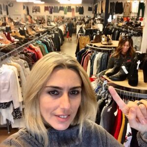 Chiara Gadaleta Instagram - Será que dá pra #vivermelhorcommenos ?
Acordei com essa imagem de um #brecho na Califórnia me lembrando que produzimos muito, vendemos muito mas não sabemos ainda como destinar as peças quando terminam suas vidas úteis.
Sem dúvida o pós-consumo é um tema urgente e as parceria entre grandes varejistas e projetos de second hand e brechós nos mostram muitas possibilidades de novos negócios.
O importante é sair do BLÁ BLÁ BLÁ é partir para ação.
Lembrando que sustentabilidade não é slogan publicitário e também não é tendência, é garantia de futuro !
@brechosecoera 
@cursosecoera 
#ecoera
#brechosecoera
#sustentabilidade 
#moda
#vintage
#vivermelhorcommenos