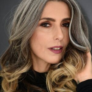 Chiara Gadaleta Instagram - Começando a semana com uma homenagem a todas as mulheres que escrevem suas histórias de próprio punho.

Todas que saem da zona de conforto, do senso comum e decidem contar suas histórias com coragem de mostrar vulnerabilidade e bancar o que vier depois.

Todas que dividem suas histórias verdadeiras e sabem que precisam mudar de lugar constantemente e aprender a viver o desconforto da opinião do outro e do julgamento. 
Tenho conversado com mulheres entre 35 e 50 anos que estão querendo e precisando de mudanças em tempos de pandemia e buscando se recolocar no mercado de trabalho com interesse em se aprofundar em sustentabilidade. Amo conversar e me reconhecer em cada uma delas, prontas para escrever mais um capitulo em suas histórias.

Eu comecei um novo ciclo um ano e meio atrás quando abracei a minha idade, celebrei a minha experiência e acolhi os cabelos prateados. Decidi #ViverMelhorComMenos químicos e disse não para o preconceito. O resultado foi transformador e hoje me sinto mais segura, com autoestima melhor e minha performance no trabalho melhorou. 

Sei que encarar uma mudança, protagonizar sua própria historia dá um frio na barriga e nem sempre é fácil, mas eu recomendo. Olhar no espelho e se reconhecer fora e dentro não tem preço!
Boa semana com coragem e amor.

#ViverMelhorComMenos
#ContemporaneaDeSiMesma
#ChiaraGadaleta