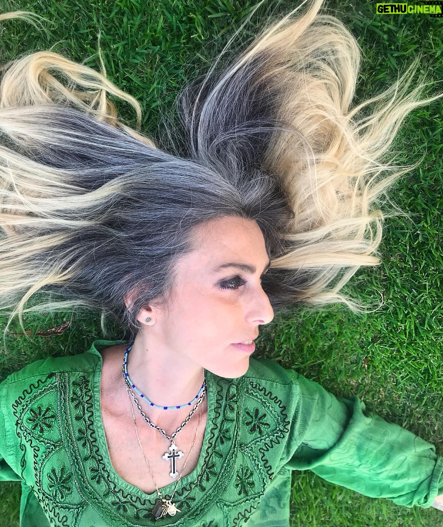 Chiara Gadaleta - 1.1K Likes - Sou parte da natureza!
Quanto mais me entrego e relaxo, mas me sinto parte.
Em 2020 a natureza, generosa, diversa e potente me mostrou que, quanto mais tranquila e serena estou, mais consigo sentir a energia da terra.
Obrigada Mata Atlântica, obrigada Serra da Mantiqueira por me acolher e ter se tornado minha casa em tempos incertos como os vividos esse ano em pandemia.
Seguirei no meu propósito de me entregar a cada dia um pouco mais e assim me sentir, a cada 24 horas mais perto do essencial cuidando da minha saúde, mental, emocional, física e espiritual.
Desejo muitos momentos de relax pertinho na natureza e muita saúde pra todes!
#contemporaneadesimesma
#natureza
#organico
#organic
#green
#sustentabilidade
#saude
#mataatlantica