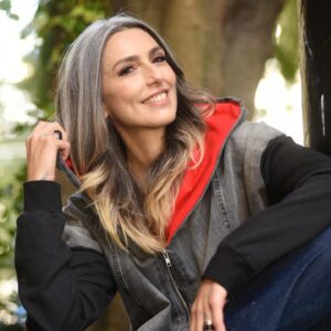 Chiara Gadaleta Instagram - Já faz tempo que venho criando coragem de me recolher. 
Sinto que nesses últimos meses eu abri, ou melhor escancarei, as portas do meu coração como nunca antes e deixei o vento entrar e ele mexeu tudo aqui dentro. E assim, hoje começo um tempo de descanso, de contemplação. 
E para que isso aconteça vou “me tirar” da tomada e me conectar com o que de fato me transforma. 
Vou mergulhar no mundo analógico, no lago, na grama, na horta, no chão da fábrica de reciclagem.

Durante esse período, o Movimento Ecoera continua com todo o amor e energia direcionando esforços em prol do planeta e das pessoas e posso adiantar que vem um lindo projeto novo por aí. Talvez a Mariana do Time Ecoera precise publicar stories por aqui mas ela tem o comando. 

Hoje tenho a certeza que preciso criar um espaço especial para ouvir meu poder superior que eu chamo de Deus e arrumar a casa interna.
Vou me dar de presente 4 semanas. Sabe aquelas férias que você sempre sonhou? Então, vou me jogar nessa viagem interna e ficar bem pertinho da mãe natureza e do meu Poder Superior.

Depois de um ano e meio de pandemia, e já vacinada, a coragem chegou e vou me desligar para me plugar na alma. 
Antes de embarcar nessa viagem queria agradecer minha irmã @francescagadaletagiessmann e cunhado @carstenkai pela generosidade e pelos abraços e meus filhotes @gianlucacgb @lailaklaj por me ensinar mais uma vez
que o amor não limites nem fronteiras.

Quero muito agradecer a todo o Time Ecoera por essa oportunidade de descanso e principalmente por me dar a chance de liderar com o coração. Que honra, que privilégio. Obrigada @marianasisterwhately pela paciência, elegância e ética. Obrigada Luiz por me lembrar de quem somos. Obrigada Julie pela delicadeza, Gabriel por estar sempre perto. @kathelynnunes_ pela energia.
Obrigada também minha querida @karllagirotto ! 
E claro, todos por aqui, cada um de vocês que estão sempre a postos para espalhar a mensagem. Muito obrigada pelo carinho, perguntas, respostas e por dividir essa jornada comigo.
Para quem sai de férias como eu, boas férias e para quem fica, se cuidem.
Amo vocês.
Até mais.
Chiara