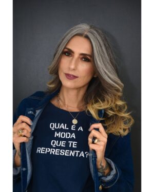 Chiara Gadaleta Instagram - Se você pudesse mudar algo na moda hoje, o que seria?
⠀
A gente já espalhou essa provocação para o Brasil todo mas hoje eu queria que a gente, eu, você e todo mudo que tem vontade de se posicionar sobre o papel da moda no MUNDO, espalhe esse hashtag e pergunte para seus seguidores sobre seus desejos, vontades.
Bora?
Qual é a MODA que TE representa?
⠀
A moda que ME representa ACOLHE todas as idades e corpos, se COMPROMETE em reduzir suas emissões de CO2 e  INVESTE em pesquisas sobre matérias-primas menos poluentes.
⠀
#QualÉaModaQueTeRepresenta ?
Vou começar com VOCÊ! Posta a tua resposta por aqui e a gente vai reverberando.
⠀
Eu mega acredito que as marcas escutam e que juntos a gente pode provocar mudanças.
Bora espalhar?
Vou pedir para @marinabklink , @msilenciato , @corvina_ e @souamandacosta contar pra gente QUAL É A MODA QUE TE REPRESENTA 😉💪👖🪡🧵
⠀
#moda
#sustentabilidade
#modapeloclima
#qualéamodaqueterepresenta