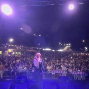 Chiara Galiazzo Instagram - Un’ Insolitissima Estate molto carina ❤️ ( e che avrà una sorpresa finale 🍒) 

#UnInsolitaEstate 🌹❤️