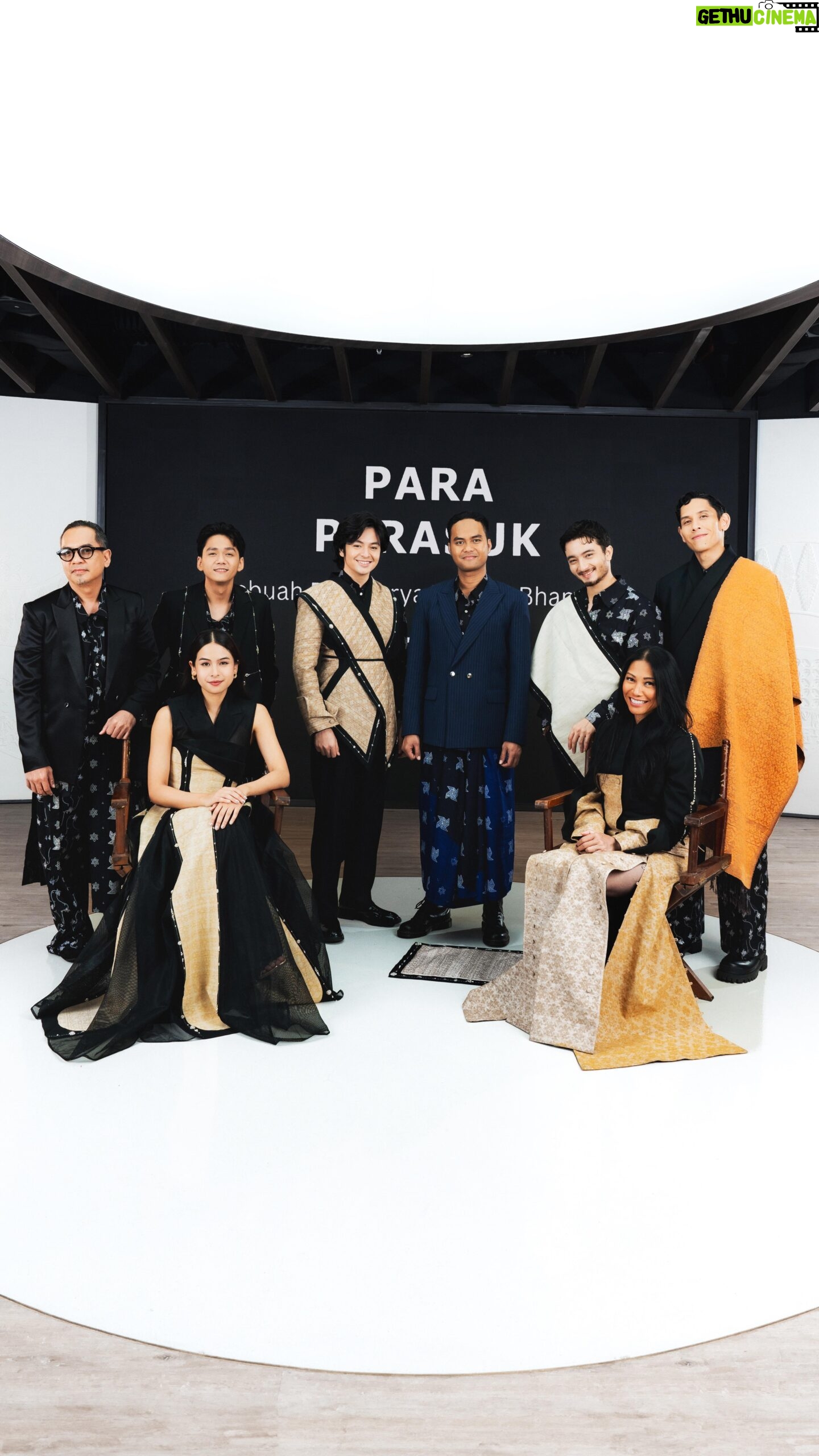Chicco Kurniawan - 20.7K Likes - Pemeran film “Para Perasuk”, film panjang ke-3 karya Wregas Bhanuteja yang akan memasuki proses shooting.
“Para Perasuk” akan diperankan oleh Angga Yunanda, Anggun C. Sasmi, Maudy Ayunda, Bryan Domani, Chicco Kurniawan, Indra Birowo, dan Ganindra Bimo.
Sutradara : Wregas Bhanuteja
Produser : Siera Tamihardja, Iman Usman, Amalia Fitriani Rusdi
Penulis Skenario: Wregas Bhanuteja, Alicia Angelina, Defi Mahendra
Produksi : Rekata Studio
Busana pada foto : Wilsen Willim @wilsenwillimofficial
Segera hadir di 2025.