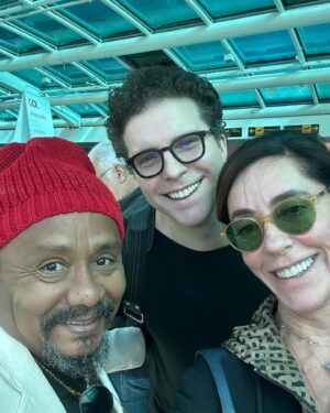 Chico César Instagram - E nessa plataforma - Estação da Vida - temos encontros adoráveis @oficialchicocesar @thiagofragoso @antoniofagundes Vamo que vamo que ‘Dois de Nós’ @doisdenosteatro está chegando! 🎭🥰✨