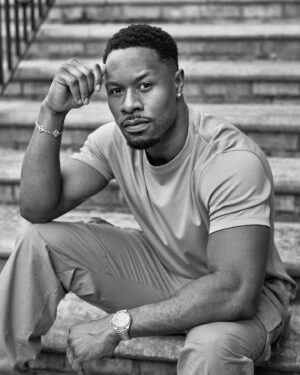 Chido Nwokocha Instagram - Hey you…
.
.
.
📸 @_matt.ellis 
.
#la #blackandwhite #summer #connection
