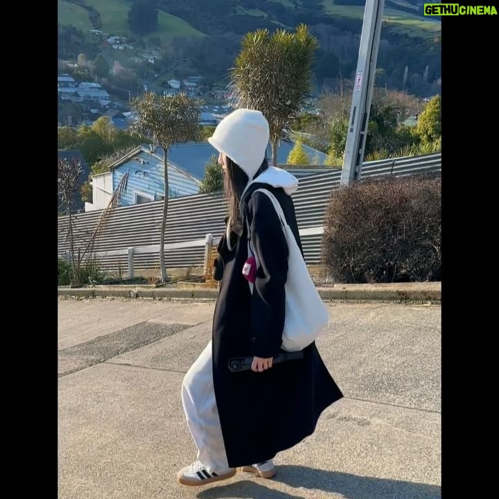 Chien Hung - 32.8K Likes - //
第一次到南半球
紐西蘭現在是冬天
從很熱換到很冷有點咩刊😆
不愧是羊比人多的地方
到但尼丁市區的路上好多羊群在曬太陽😍
🐑🐑🐑🐑🐑
1📍otago university奧塔哥大學
2-4
📍Baldwin Street 鮑德溫街
金世界紀錄目前最陡的街道
每台車上來都要助跑超好笑哈哈哈
(啊我怎麼越拍越偏🫢
5-6📍Emerson’s Brewery艾默生啤酒廠
大人版mac and cheese 🫶🏻
我莫名在這買了一件紀念品衣哈哈
7📍Dunedin Railway Station
10
到哪都要逛超市
在這裡買到Mr.beast的巧克力 😆
#千在紐西蘭
#千175ootd
#紐西蘭旅遊