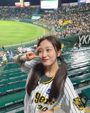 Chihiro Kawakami Instagram - 🐯

現地とらほー！！！

阪神タイガースWomenの水流麻夏選手と🐯☝🏻

" KOSHIEN CLASSIC SERIES "
ということで甲子園では100周年記念式典が
盛りだくさんでした🏟️

五回裏終了後のベリーグッドマンさんのスペシャルライブも最高だったし、100周年記念グルメを買うとリストバンドがもらえたり、とにかく最高が詰まってる甲子園でした⚾️

何より、勝ち試合を見れたことが嬉しかった〜！！

明日は甲子園100周年の日
明日も勝ちますように。

誘ってくれたあさかちゃんありがとう🐯🙏🏻
タオルもお借りしました！笑

#阪神タイガース #阪神タイガースWomen
#とらほー #甲子園 #甲子園グルメ大使
#TORACO #甲子園100周年