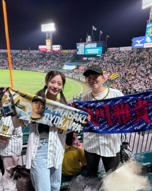 Chihiro Kawakami Instagram - 🐯

現地とらほー！！！

阪神タイガースWomenの水流麻夏選手と🐯☝🏻

" KOSHIEN CLASSIC SERIES "
ということで甲子園では100周年記念式典が
盛りだくさんでした🏟️

五回裏終了後のベリーグッドマンさんのスペシャルライブも最高だったし、100周年記念グルメを買うとリストバンドがもらえたり、とにかく最高が詰まってる甲子園でした⚾️

何より、勝ち試合を見れたことが嬉しかった〜！！

明日は甲子園100周年の日
明日も勝ちますように。

誘ってくれたあさかちゃんありがとう🐯🙏🏻
タオルもお借りしました！笑

#阪神タイガース #阪神タイガースWomen
#とらほー #甲子園 #甲子園グルメ大使
#TORACO #甲子園100周年
