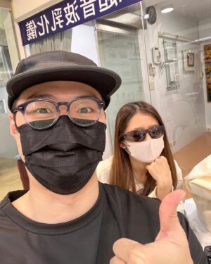 Children Chiu Instagram - 第一次陪女友動手術 一定是大拇指👍🏻！
她半年前去✨諾貝爾眼科✨做 #全飛秒近視雷射，半年之後還是活蹦亂跳，眼睛不乾澀也沒有畏光，她再也不用戴隱形眼鏡囉！爽～到不行～

👀全台服務
 @nobeleye.com.tw 

#諾貝爾眼科 #近視雷射手術 #全飛秒 #SMILEPro #趙振程醫師