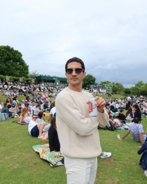 Chino Darín Instagram - Esta semana estuve en Londres en la cancha central de Wimbledon 🎾 
Gracias @stellaartois.ar por llevarnos a ver unos partidazos!
Acá les dejo un fotoresumen de la experiencia en lugares emblemáticos de la Meca del tenis mundial.
PD: Al final bola extra relatando en modo fan el match point de Nole vs Rune 😝