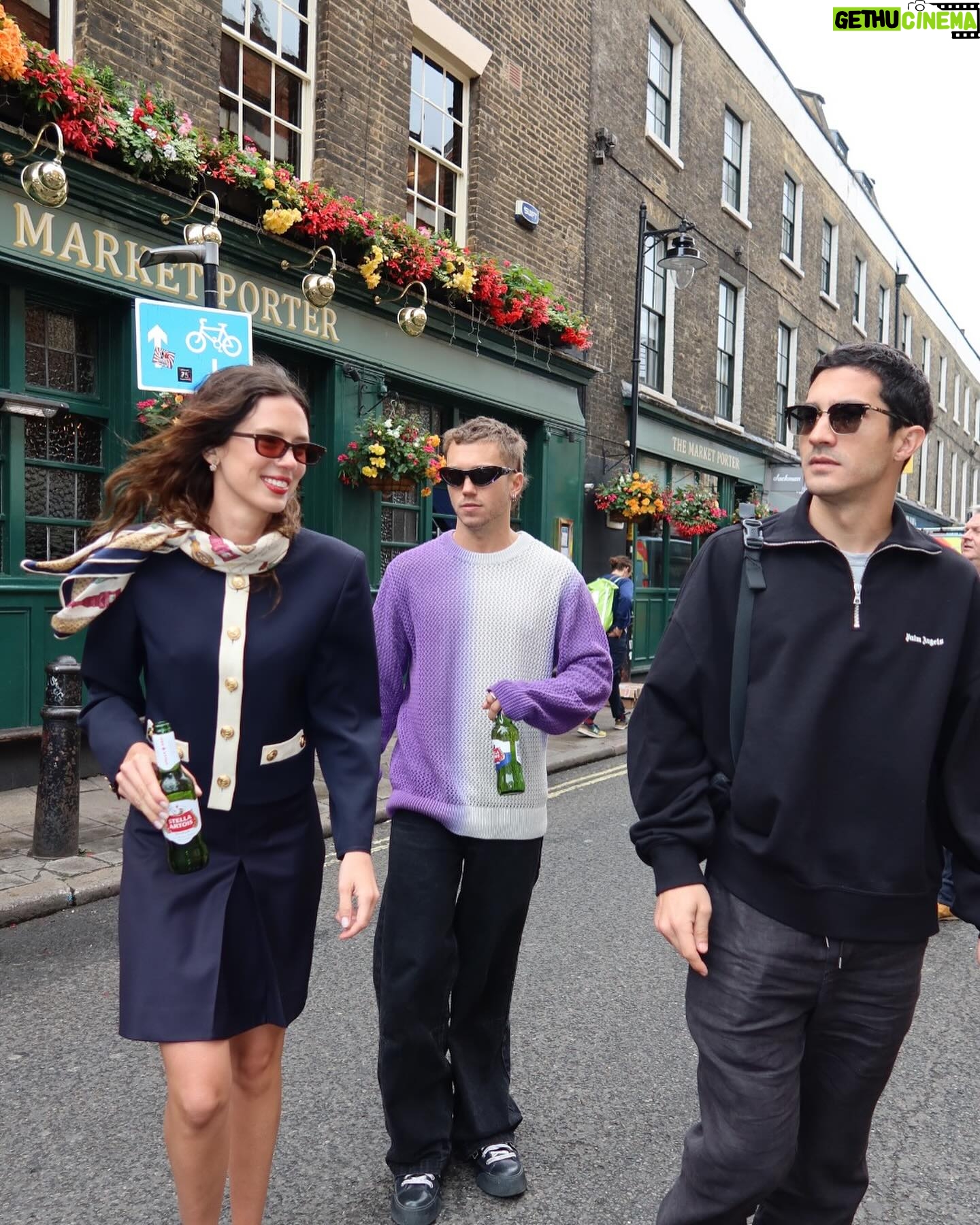 Chino Darín - 142K Likes - Esta semana estuve en Londres en la cancha central de Wimbledon 🎾
Gracias @stellaartois.ar por llevarnos a ver unos partidazos!
Acá les dejo un fotoresumen de la experiencia en lugares emblemáticos de la Meca del tenis mundial.
PD: Al final bola extra relatando en modo fan el match point de Nole vs Rune 😝