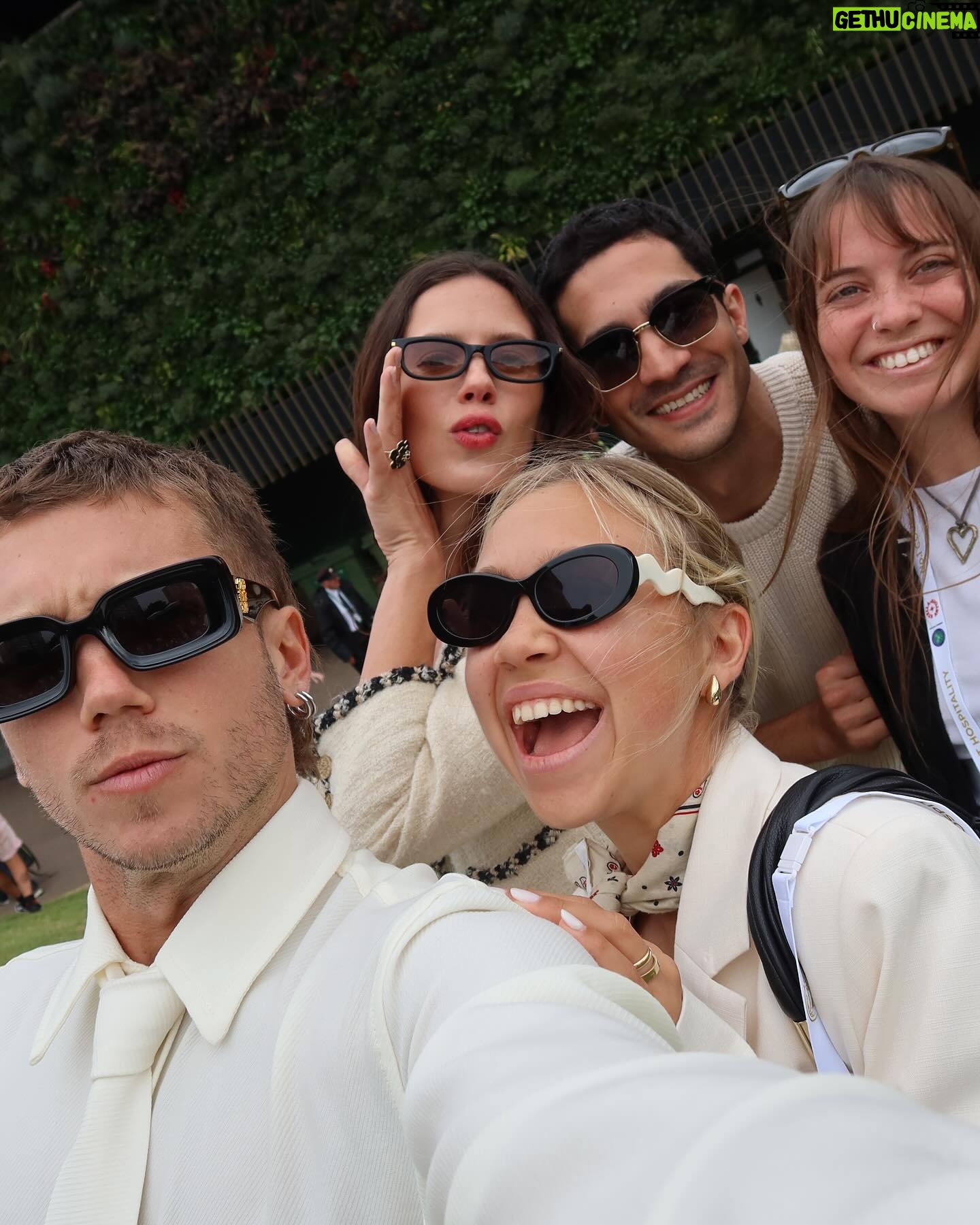 Chino Darín - 142K Likes - Esta semana estuve en Londres en la cancha central de Wimbledon 🎾
Gracias @stellaartois.ar por llevarnos a ver unos partidazos!
Acá les dejo un fotoresumen de la experiencia en lugares emblemáticos de la Meca del tenis mundial.
PD: Al final bola extra relatando en modo fan el match point de Nole vs Rune 😝