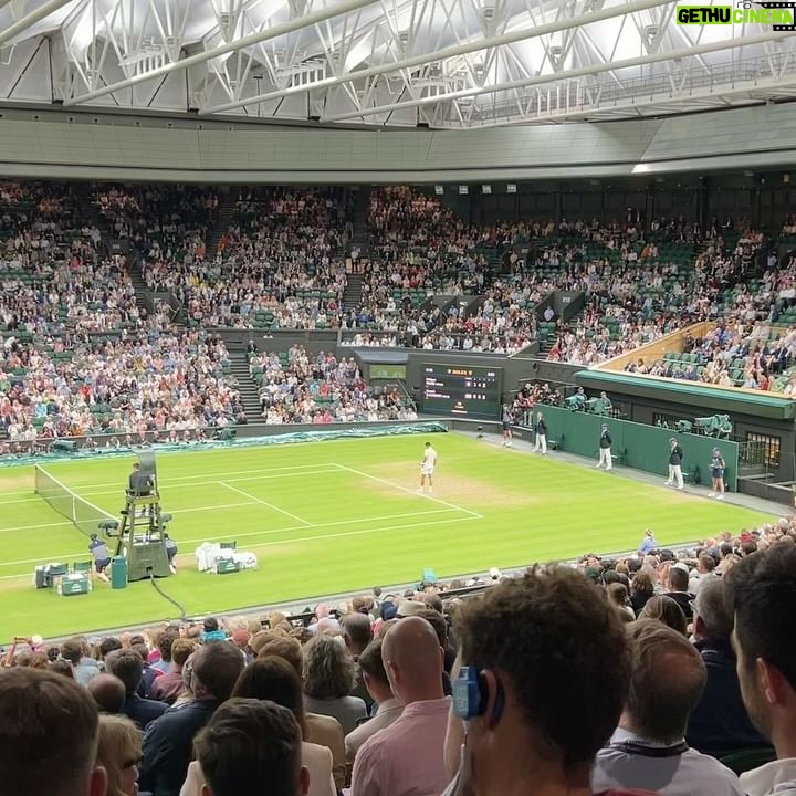 Chino Darín - 142K Likes - Esta semana estuve en Londres en la cancha central de Wimbledon 🎾
Gracias @stellaartois.ar por llevarnos a ver unos partidazos!
Acá les dejo un fotoresumen de la experiencia en lugares emblemáticos de la Meca del tenis mundial.
PD: Al final bola extra relatando en modo fan el match point de Nole vs Rune 😝