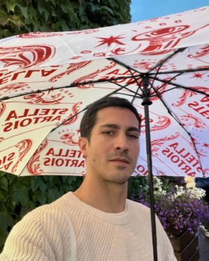 Chino Darín Instagram - Esta semana estuve en Londres en la cancha central de Wimbledon 🎾 
Gracias @stellaartois.ar por llevarnos a ver unos partidazos!
Acá les dejo un fotoresumen de la experiencia en lugares emblemáticos de la Meca del tenis mundial.
PD: Al final bola extra relatando en modo fan el match point de Nole vs Rune 😝