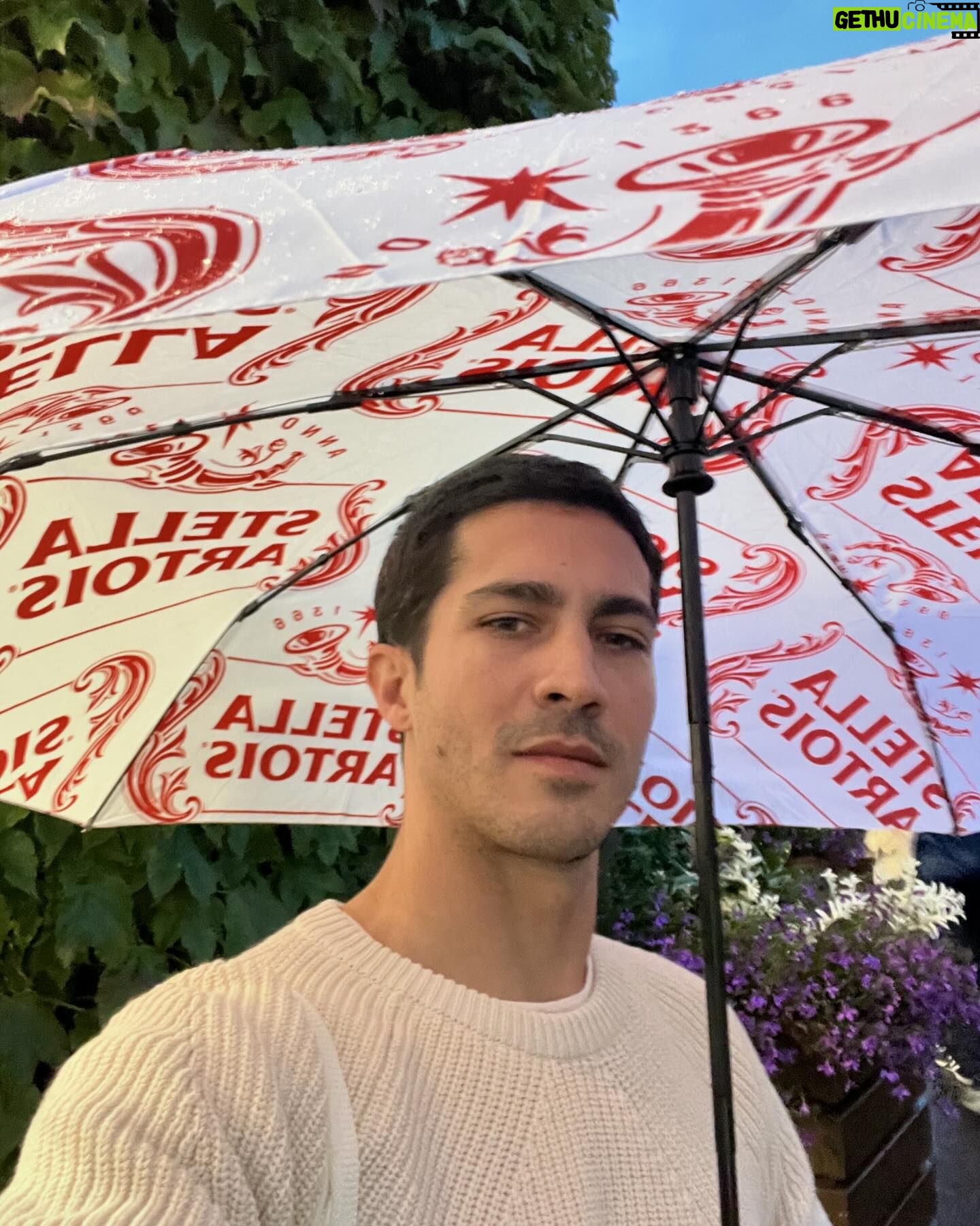 Chino Darín - 142K Likes - Esta semana estuve en Londres en la cancha central de Wimbledon 🎾
Gracias @stellaartois.ar por llevarnos a ver unos partidazos!
Acá les dejo un fotoresumen de la experiencia en lugares emblemáticos de la Meca del tenis mundial.
PD: Al final bola extra relatando en modo fan el match point de Nole vs Rune 😝