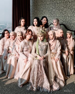 Chintya Cheye Instagram - My beautiful bridesmaid🥰😍🫶🏻💕

👗Dress   Outer Organza   🧕🏻Pashmina Payet: @lyf.official @lyf.bride @kamalaluthfi @aryasbaa 

👛Clutch: @waiwai_clutch 

🎁Box Hampers: @bridesmaidbox.id